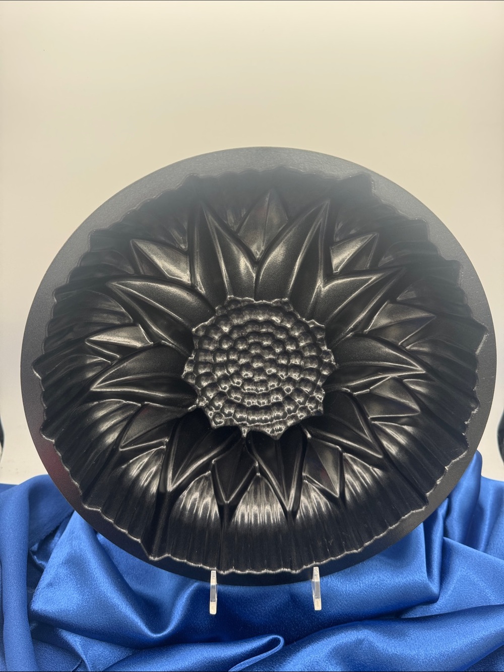 Vintage Nordic Ware Sunflower Bundt Cake Pan; 10 cup capacity, heavy aluminum